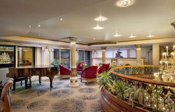 Avalon Waterways Sonesta St George Piano Bar.jpeg